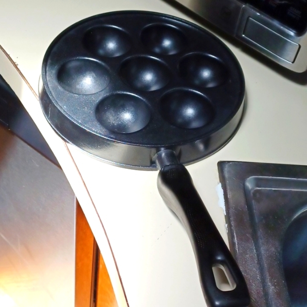 Nordic Ware Danish Ebelskiver Pan, Black.NWOT 9x9